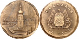 ARCHITEKTUR. 
TÜRME. 
TÜRME. KESMARK (Slovakei, Stadtrecht 1269),Medaille 1969 700 Jahrfeier Wappen / Kirchturm. Br- 60,5mm. . 

im Or.-Etui, St