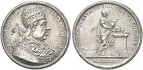 ROMA. Innocenzo XIII (Michelangelo Conti), 1721-1724. Medaglia 1722 a. II opus E. Hamerani. Ag gr. 17,99 mm 33,00 Dr. INNOCENT - XIII P M AN II. Busto...