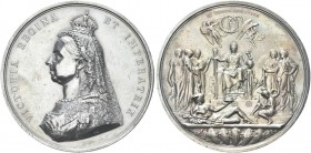 GRAN BRETAGNA. Regina Vittoria, 1837-1901. Medaglia 1887 per il Giubileo d’oro opus J. E. Boehm. Ag gr. 221,15 mm 77,5 Dr. VICTORIA REGINA - ET IMPERA...