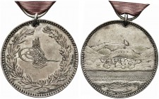 GUERRA DI CRIMEA. Medaglia commemorativa dell’assedio di Silistria del 1854 con anello passante. Ag gr. 25,52 mm 36,8 Dr. Tugra del Sultano di Abdul M...
