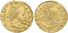 NAPOLI. Filippo II di Spagna, Re di Napoli e di Sicilia 1554-1598. Scudo d’oro s. d. Au gr. 3,38 Dr. PHILIPP REX ARA VTR. Testa radiata a d.; dietro l...