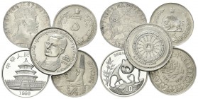 LOTTI. Album contenente n. 37 monete di tipo scudo più n. 11 monete in metallo. Si segnalano monte di area Africana e Asiatica fra cui: n. 2 Talleri d...