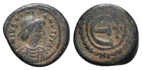 Justinian I (527-565). Æ 5 Nummi (15.5mm, 2.75g, 11h). Constantinople, 543-565. Pearl-diademed, draped and cuirassed bust r. R/ Large Є; cross to r. S...