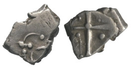 Gallien. Volcae-Tectosages.

 Drachme (Silber). 2. - 1. Jhdt. v. Chr.
Vs: Stark stilisierter Kopf links.
Rs: Kreuz in den Winkeln, eine Axt und je...