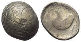 Ostkelten. Subkarpaten. Typ 'Schnabelpferd'.

 Tetradrachme (Silber).
Vs: Stilisierter Kopf des Zeus mit Lorbeerkranz rechts.
Rs: Stilisiertes Pfe...