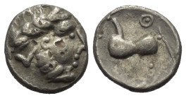 Ostkelten. Syrmien. Typ Kugelwange.

 Drachme (Silber, subärat). 2. - 1. Jhdt. v. Chr.
Vs: Kopf mit Lorbeerkranz rechts.
Rs: Pferd nach rechts gal...