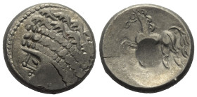 Ostkelten. Noricum. Ostnoricum.

 Tetradrachme (Silber).
Typ Samobor / A.

Vs: Stilisierter Kopf mit Lorbeerkranz links.
Rs: Stilisiertes Pferd ...