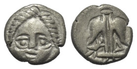 Imitationen griechischer Münzen.


Nachahmung einer Prägung von Apollonia Pontika (Thrakien).

Obol (Silber). Ca. 4. Jhdt. v. Chr.
Vs: Kopf der ...