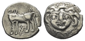 Imitationen griechischer Münzen.


Nachahmung einer Prägung von Parion (Mysien).

Hemidrachme (Silber). 4. Jhdt. v. Chr.
Vs: Stier mit zurückgew...