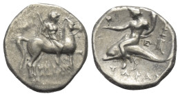 Kalabrien. Tarent.

 Didrachme oder Nomos (Silber). Ca. 272 - 240 v. Chr.
Vs: Krieger zu Pferde mit Schild und Speer nach rechts reitend; im Feld r...