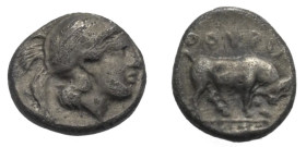 Lukanien. Thourioi.

 Triobol (Silber). Ca. 443 - 410 v. Chr.
Vs: Kopf der Athena mit attischem Helm mit Lorbeerkranz rechts.
Rs: Stier mit gesenk...