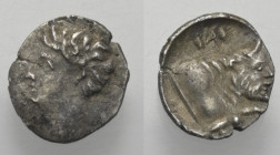Sizilien. Panormos als Ziz.

 Litra (Silber). Ca. 400 - 380 v. Chr.
Vs: Kopf eines Flussgottes mit Hörnern links.
Rs: Androkephaler Stier nach lin...