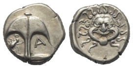 Thrakien. Apollonia Pontika.

 Drachme (Silber). Ca. 4. Jhdt. v. Chr.
Vs: Anker, im Feld links Krebs, rechts A.
Rs: Kopf der Gorgo Medusa mit hera...