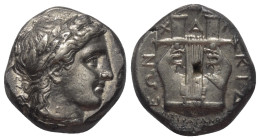 Makedonien. Chalkidischer Bund.

 Tetradrachme (Silber). 357 v. Chr. Olynthos.
Vs: Kopf des Apollon mit Lorbeerkranz rechts.
Rs: Kithara, darunter...