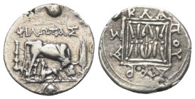 Illyrien. Dyrrhachion.

 Drachme (Silber). Ca. 275 - 48 v. Chr.
Vs: Kuh mit Kalb nach rechts stehend, darüber Magistratsname: Philotas; im Feld lin...