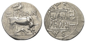 Illyrien. Dyrrhachion.

 Drachme (Silber). Ca. 275 - 48 v. Chr.
Vs: Kuh mit Kalb nach rechts stehend, darüber Adler nach rechts stehend über Magist...
