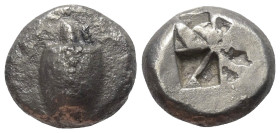 Inseln vor Attika. Aigina.

 Stater (Silber). Ca. 525 - 475 v. Chr.
Vs: Seeschildkröte.
Rs: Quadratum incusum.

19 mm. 11,82 g. 

HGC 6, 428; ...