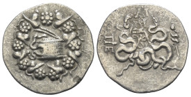 Mysien. Pergamon.

 Cistophor (Silber). Ca. 166 - 67 v. Chr.
Vs: Cista mystica mit halb geöffnetem Deckel, aus der sich eine Schlange herauswindet;...
