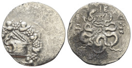 Mysien. Pergamon.

 Cistophor (Silber). Ca. 85 - 76 v. Chr.
Vs: Cista mystica mit halb geöffnetem Deckel, aus der sich eine Schlange herauswindet; ...
