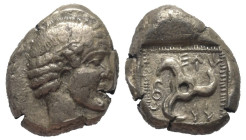 Dynasten von Lykien. Wekhssere (um 440 v. Chr.).

 Stater (Silber). Xanthos.
Vs: Männlicher Kopf Lorbeerkranz rechts.
Rs: Triskeles; im Feld links...