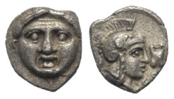 Pisidien. Selge.

 Obol (Silber). Ca. 350 - 300 v. Chr.
Vs: Gorgoneion en face.
Rs: Kopf der Athena mit attischem Helm rechts; im Feld rechts Astr...