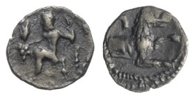Lykaonien. Laranda.

 Obol (Silber). Ca. 324 / 323 v. Chr.
Vs: Baaltars mit Getreideähre, Weintraube und Szepter nach links thronend.
Rs: Wolfspro...