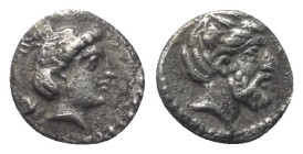 Kilikien. Nagidos.

 Obol (Silber). Ca. 400 - 380 v. Chr.
Vs: Kopf der Aphrodite rechts, dahinter N.
Rs: Kopf des bärtigen Dionysos rechts.

9 m...