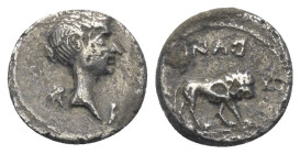 Marcus Antonius.

 Quinar (Silber). 43 / 42 v. Chr. Lugdunum.
Vs: Büste der Fulvia als Victoria.
Rs: INAD (retrograd) / A - XL / [LVGV]. Löwe nach...