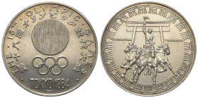 Sport. Olympische Spiele.

 Medaille (Silber). 1964.
Offizielle Erinnerungsmedaille. 

Vs: Sonnenemblem über olympischen Ringen.
Rs: Olympionike...