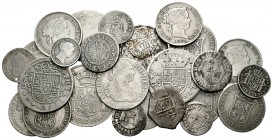 España. Lote de 26 monedas españolas, que incluye 25 acuñadas en plata de la Monarquía Española y un vellón de Época Medieval. En su mayoría diferente...