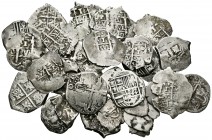 España. Lote de 33 monedas macuquinas de 2 reales, 1 real y 1/2 real de la monarquía española. En su gran mayoría fechas no visibles. A EXAMINAR. BC/M...