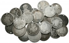 España. Lote de 25 monedas de 2 reales desde Carlos III a Fernando VII, en su gran mayoría con agujero. A EXAMINAR. BC-/BC. Est...100,00.