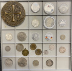 VERMISCHTES
 Konvolut von Münzen und Medaillen aus aller Welt auf verschiedene Anläße, darunter auch viele Stücke in Silber. Interessantes Objekt. 24...