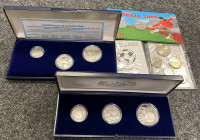 GEDENK- UND MOTIVAUSGABEN FUSSBALL
 Eine kleine Sammlung von Münzensets auf Fußball WM in Spanien 1982, Mexico 1986 (2x) und EM 2008 in Spanien. 4 Se...