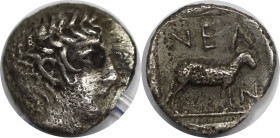 Griechische Münzen, TROAS, Neandria. Obol ca. 450-400 v. Chr. Silber. 0,57 g. 9,5 mm. Vs.: Kopf des Apollo r. Rs.: NEA - N, Widder stehend r. im quadr...