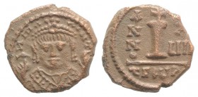Maurice Tiberius (582-602). Æ 10 Nummi (14mm, 2.60g, 6h). Antioch, year 17 (598/9). Crowned facing bust, wearing consular robes and holding mappa and ...