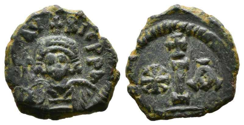 BYZANTINE
Maurice Tiberius (582-602). Æ 10 Nummi (2,90gr 16,70mm)
crowned and ...