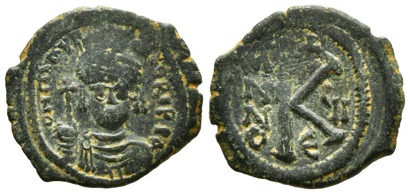 Byzantine
Maurice Tiberius (582-602). Æ 20 Nummi (5,7 gr - 22,20 mm). Constantin...