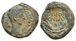 HISPANIA ANTIGUA. CAESARAUGUSTA. Augusto. Cuadrante. A/ Cabeza a der.; IMP AVGVSTVS. R/ Corona rodeando M POR/CN FAD/ II VIR. AE 3,90 g. 16,8 mm. I-34...