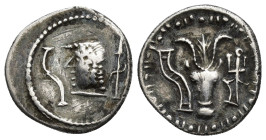 GRECIA ANTIGUA. ARABIA. Unidad. A/ Cabeza a izq. entre símbolos. R/ Bucráneo entre símbolos. AR 3,06 g. 18,5 mm. BMC-Arabia-24 ss. Rayitas en anv. MBC...