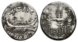 PERIODO DE JULIO CÉSAR A AUGUSTO. MARCO ANTONIO. Denario. Ceca móvil (32-31 a.C.). A/ Galera a der.; ANT AVG III VIR R P C. R/ Aquila entre dos signa;...
