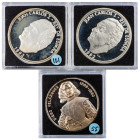 JUAN CARLOS I. Lote de 3 medallas conmemorativas: 2 de 1992, Expo de Sevilla, y 1 de Velázquez. SC.