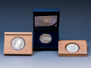 JUAN CARLOS I. Lote de 3 monedas conmemorativas: 5000 y 10000 pts. y 10 euros. RCM-FNMT. Cada una en su estuche y con certificado. SC.