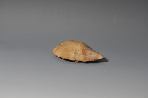 ARQUEOLOGÍA. PREHISTORIA. Paleolítico. Musteriense de tradición Achelense. Bifaz lanceolado (ca. 250.000 a.C.). Sílex. Longitud 15 cm.