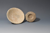 ARQUEOLOGÍA. PRÓXIMO ORIENTE. Mesopotamia. Tell Brak. Lote de 2 cuencos (II milenio a.C.). Cerámica y piedra. Diámetro de 9,5 a 15,7 cm.
