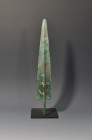ARQUEOLOGÍA. PRÓXIMO ORIENTE. Luristán. Punta de lanza (ss. IX-VI a.C.). Bronce. Longitud 41 cm.