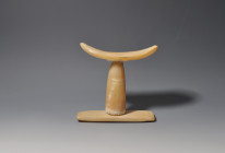 ARQUEOLOGÍA. EGIPTO. Imperio Antiguo. Reposacabezas (2686-2181 a.C.). Alabastro. Altura 16,5 cm. Referencia de catalogación antigua en su base. Ex col...