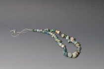 ARQUEOLOGÍA. CUENCA ORIENTAL DEL MEDITERRÁNEO. Collar montado con cuentas de diversas épocas, módulos y materiales variados. Longitud 22 cm.