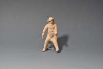ARQUEOLOGÍA. GRECIA ANTIGUA. Canosa. Figura masculina sedente (siglo IV a.C.). Cerámica. Altura 11 cm.