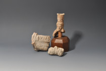 ARQUEOLOGÍA. GRECORROMANO. Lote de 3 fragmentos, entre ellos el cuello de un recipiente con representación de un rostro (ss. IV a.C.-II d.C.). Cerámic...